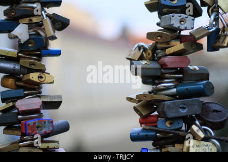 Cadenas d'amour ou lovelocks sur le pont des Arts. Praga. Repubblica ceca. Foto Stock