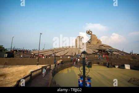 Jatayu centro di massa, Quilon, Kerala, India - 18 Maggio 2019 Jatayu- più grande del mondo di scultura di uccelli, 150 piedi largo e 70 piedi di altezza Foto Stock