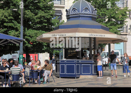 Il Portogallo, Lisbona, Bairro Alto, Praca Luis de Camoes, chiosco, cafe, persone Foto Stock