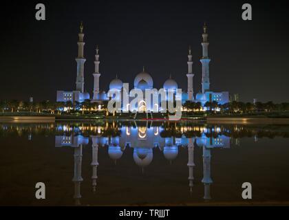 Abudhabi, Emirati Arabi Uniti - 11 Gennaio 2019: una vista notturna di Sheikh Zayed grande moschea da acqua a una riflessione a Wahat Al Karama, ABUDHABI, Emirati arabi uniti Foto Stock