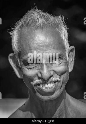 Quilon, Kerala, India - 14 Settembre 2016: un ritratto in bianco e nero più felici di vecchio uomo indiano Foto Stock