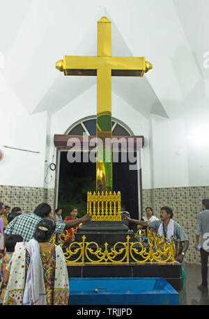 Malayattor, Kerala, India - Aprile 3, 2016: i popoli toccando e pregando nella parte anteriore del Golden Cross in san Tommaso la Chiesa siro-malabarese Malayattoor Foto Stock