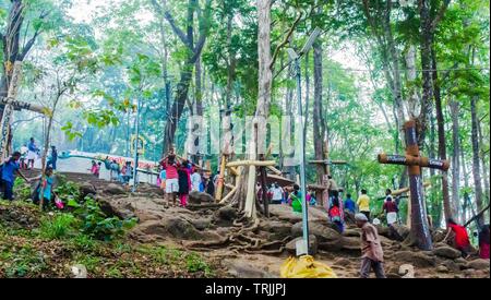 Malayattor, Kerala, India - Aprile 3, 2016: i popoli climping malayattor collina per raggiungere Piazza San Tommaso chiesa siro-malabarese Malayattoor Foto Stock