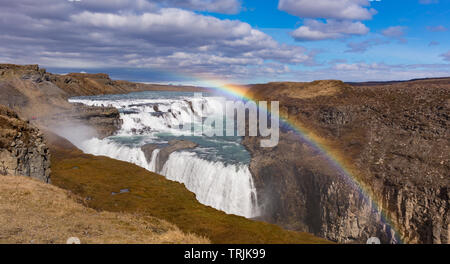 GULLFOSS, Islanda - Doppia cascata waterfall e rainbow, sul fiume Hvita. Foto Stock