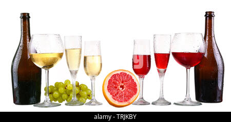 Bottiglia, una fila di calici da bianco con vino e uva isolati su sfondo bianco Foto Stock