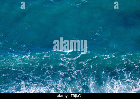 Mare blu texture con onde e schiuma. Vista da sopra. Foto Stock