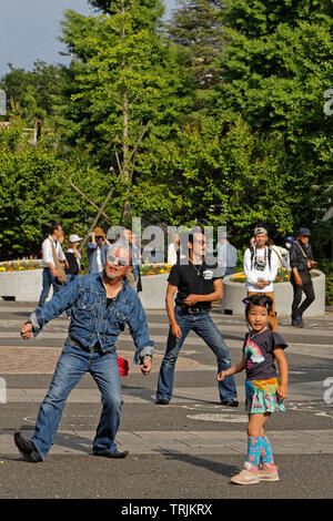 TOKYO, Giappone, 19 Maggio 2019 : a Yoyogi Park ogni sabato pomeriggio, un gruppo di dilettanti rockabilly ballerini hanno una mostra sull'ingresso posto. Foto Stock