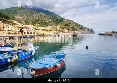 Barche ormeggiate nel porto a Maiori sulla Costiera Amalfitana Campania in Italia Meridionale Foto Stock