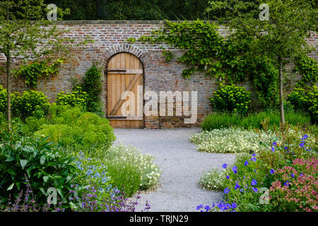 Porta nella parete in inglese il giardino murato a Middleton Lodge vicino a Middleton Tyas nel North Yorkshire Foto Stock