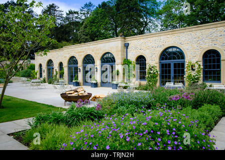 La figura e la casa inglese il giardino murato a Middleton Lodge vicino a Middleton Tyas nel North Yorkshire Foto Stock