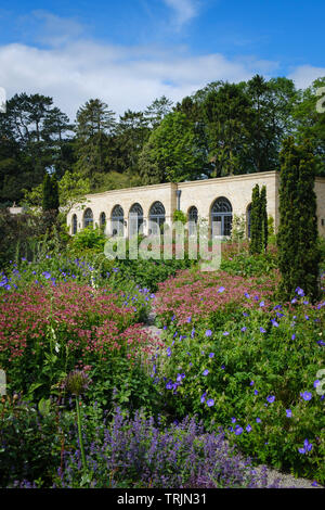 La figura e la casa inglese il giardino murato a Middleton Lodge vicino a Middleton Tyas nel North Yorkshire Foto Stock