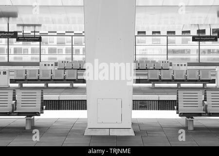 Hauptbahnhof Wien, Austria | vuoto area di attesa su piattaforme Foto Stock