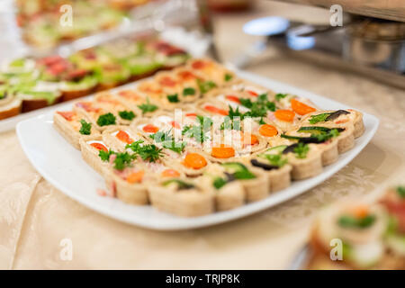 In prossimità di vari crostini serviti nella piastra sul tavolo del buffet. Foto Stock