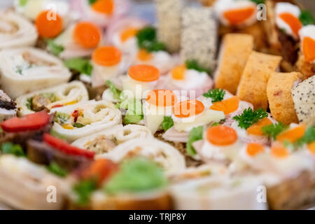 Close up di varie tartine serviti al tavolo. Foto Stock