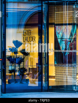 Sede principale di Estee Lauder a Fitzrovia nel centro di Londra. Uffici Estée Lauder su Fitzroy Place nel quartiere del West End di Londra. Foto Stock