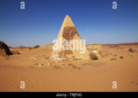 Le antiche piramidi di Meroe in Sudan il deserto Foto Stock