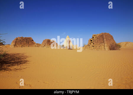 Le antiche piramidi di Meroe in Sudan il deserto Foto Stock