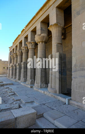 Il Tempio di Philae, un tempio egizio complesso sull isola di Agilkia, a valle della diga di Assuan e lago Nasser, Egitto, Nord Africa Foto Stock