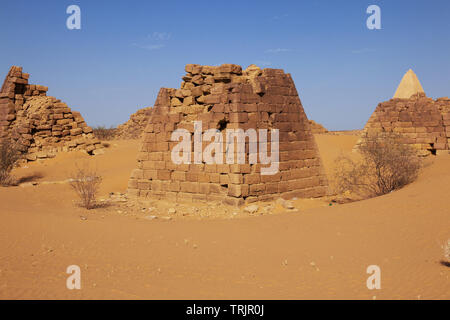 Le antiche piramidi di Meroe in Sudan il deserto Foto Stock