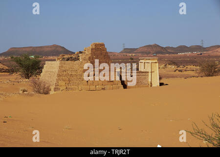 Le antiche piramidi di Meroe in Sudan il deserto Foto Stock