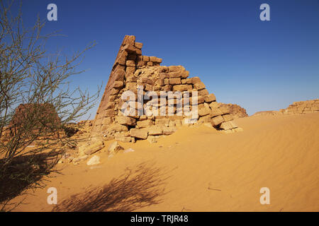 Le antiche piramidi di Meroe in Sudan il deserto Foto Stock