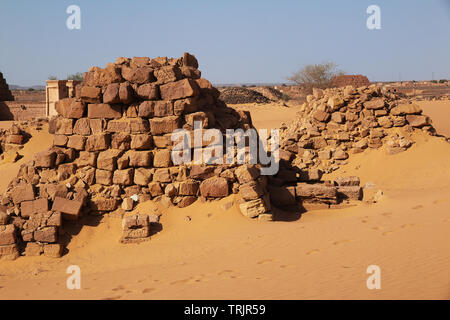 Le antiche piramidi di Meroe in Sudan il deserto Foto Stock