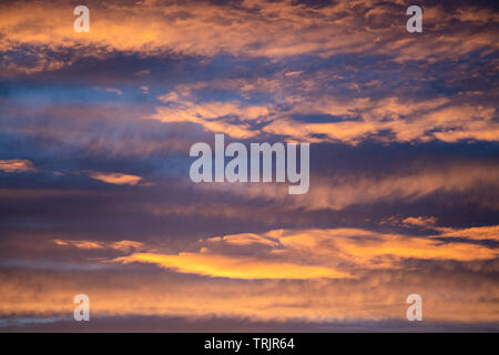 Tramonto spettacolare sky panorama con bruciare le nuvole colorate sullo sfondo. Idilliaco scenario cloudscape all'alba. Maestoso scenario cloud. Foto Stock