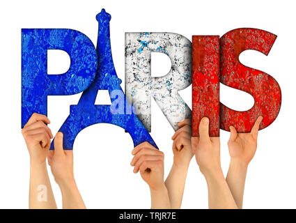 Bracci di gente mani tenendo in mano la lettera di legno caratteri formanti la parola Parigi capitale della Francia in francese bandiera nazionale colori Viaggi turismo nazione co Foto Stock