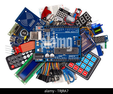 Collage di microcontrollore board display pulsante sensore passa filo cavi accessori e attrezzature isolato su bianco concetto impianto elettronico sfondo Foto Stock