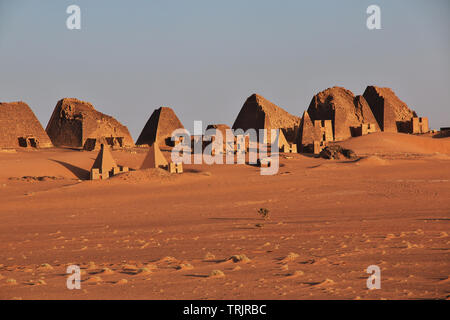 Le antiche piramidi di Meroe in Sudan il deserto Foto Stock