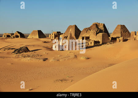 Le antiche piramidi di Meroe in Sudan il deserto Foto Stock