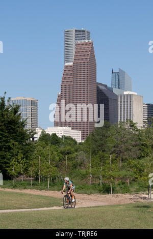 La vista del grattacielo di Houston skyline da Buffalo Bayou. Il bayou è utilizzato da escursionisti, ciclisti e persone per tenersi in forma. Foto Stock