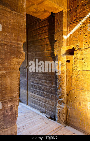 Decorazioni murali e i geroglifici degli dèi Ra, Osiride e Horus nel Tempio di Philae sull isola di Agilkia nel lago Nasser, Egitto Foto Stock