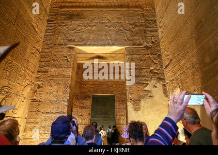 Decorazioni murali e i geroglifici degli dèi Ra, Osiride e Horus nel Tempio di Philae sull isola di Agilkia nel lago Nasser, Egitto Foto Stock