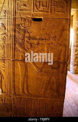 Decorazioni murali e i geroglifici degli dèi Ra, Osiride e Horus nel Tempio di Philae sull isola di Agilkia nel lago Nasser, Egitto Foto Stock