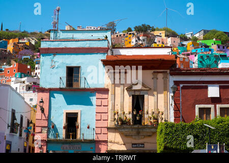 Case colorate su una collina a Guanajuato, Messico Foto Stock