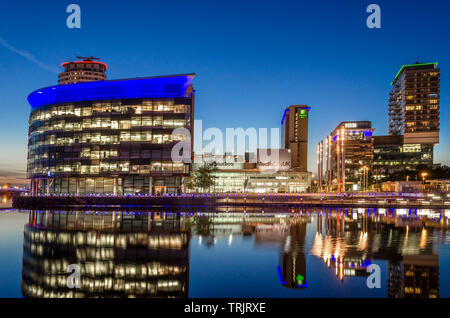Gli studi della BBC girato a sera in Media City UK, Salford Quays, Nr Manchester, Inghilterra, 10 agosto 2017 Foto Stock