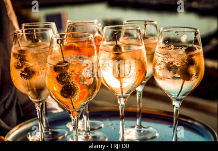 Vassoio con diversi bicchieri da cocktail Foto Stock