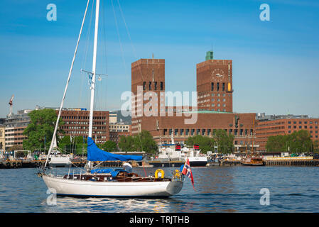 Il Municipio di Oslo, vista in estate attraverso il porto di Oslo verso il municipio edificio (Radhus), Norvegia. Foto Stock