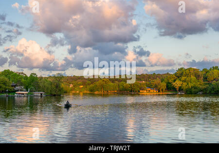 Lago Mallalieu in western Wisconsin al tramonto con un singolo 5diportista più riflettente sull'acqua. Foto Stock