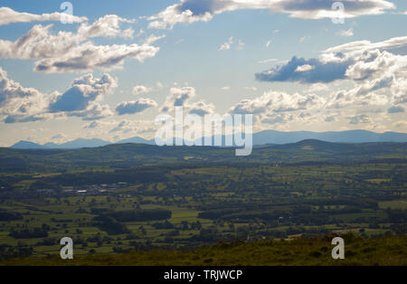 Paesaggio gallese fotografia della gamma Clwydian delle montagne del nord del Galles che guarda verso Moel Famaua, Snowdon e Snowdonia Foto Stock