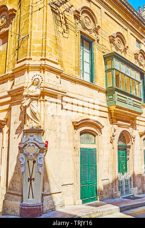 La parete ad angolo la statua della Madonna Addolorata in Victoria street di Senglea, Malta Foto Stock