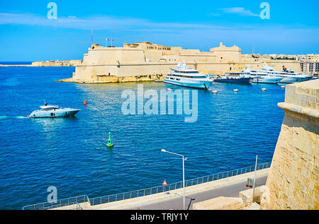 La bastionata di Senglea si affacciano Vittoriosa marina e la città medievale di Birgu con il Fort St Angelo, Malta Foto Stock