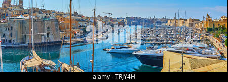 BIRGU MALTA - Giugno 19, 2018: Panorama di Vittoriosa marina dalla collina di Birgu con una vista sul puro bastione di Senglea e medievale di La Valletta hou Foto Stock