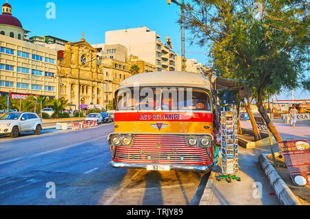 SLIEMA, Malta - 19 giugno 2018: l'insolito negozio di souvenir si trova in AEC-dipendenza bus vintage, parcheggiato presso il lungomare del resort, il 19 giugno ho Foto Stock