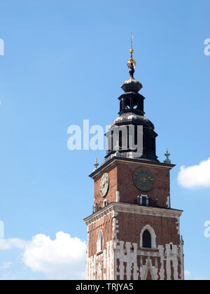 Town Hall tower, blu cielo nuvoloso come sfondo. Cracovia, la piazza principale del mercato di famosi punti di riferimento. Cartolina come shot, giornata di sole Foto Stock