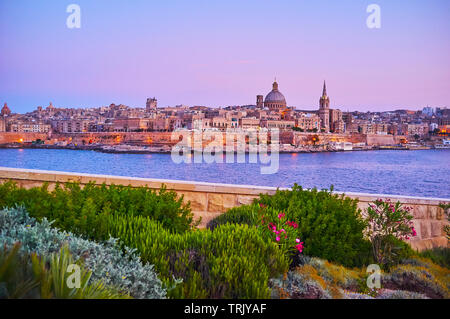 Tigne Point penisola è popolare per le fantastiche vedute sulla Valletta, situato di fronte al porto del Nord, Malta Foto Stock