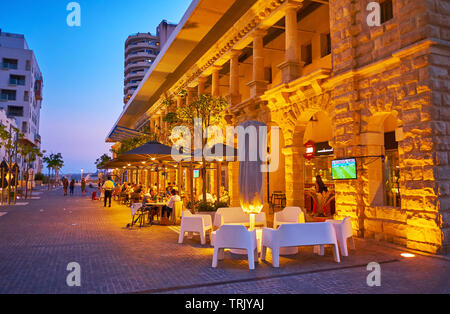 SLIEMA, Malta - 19 giugno 2018: la linea di caffè all'aperto, che si estende lungo la Tigne Point shopping mall, situato sulla stessa penisola denominata, in giugno Foto Stock