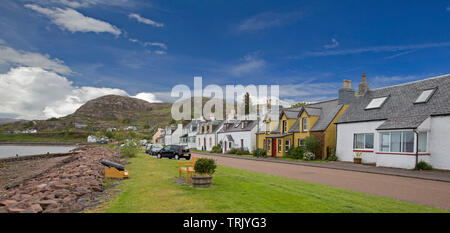 Il pittoresco villaggio di Sheildaig con bianco-lavato case accanto a loch ai piedi della collina di robusti sotto il cielo blu in Wester Ross, Scozia Foto Stock