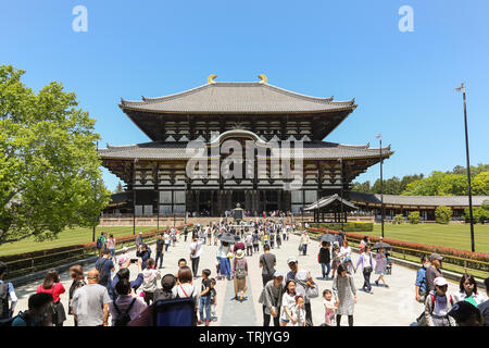 NARA, Kansai, Giappone - 04 Maggio 2019: Tempio di Todai-ji (grande tempio orientale) è il tempio buddista a Nara, Giappone, è il più grande buildingin in legno del mondo. Foto Stock